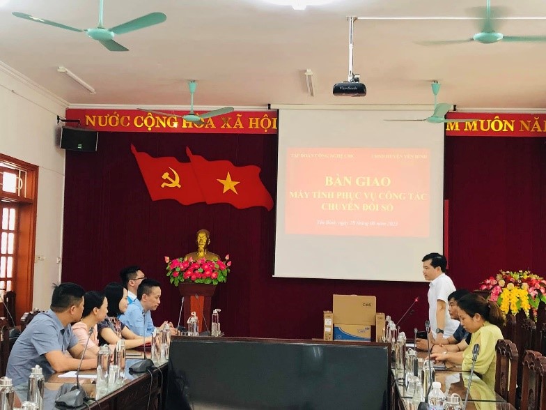 Tập đoàn Công nghệ CMC trao tặng 24 bộ máy tính CMS cho huyện Yên Bình, Yên Bái